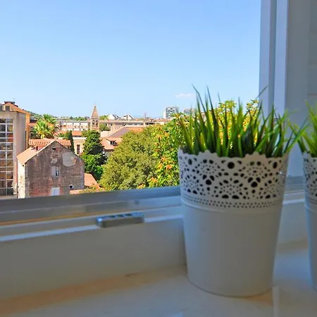 Luxury Nirvana ספליט