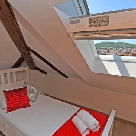 Luxury Nirvana ספליט