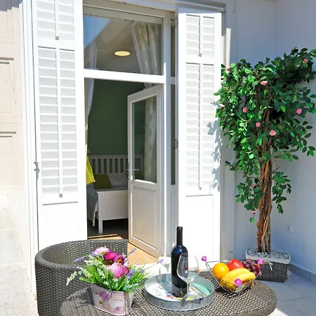 Luxury Nirvana ספליט