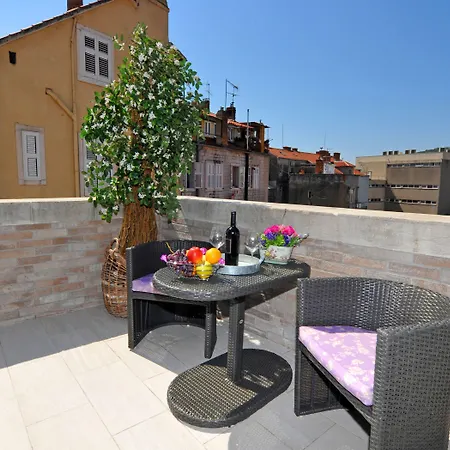 Luxury Nirvana ספליט